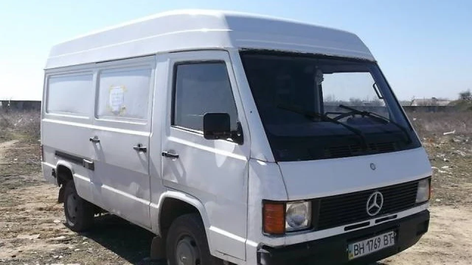 Mercedes-Benz MB100 2