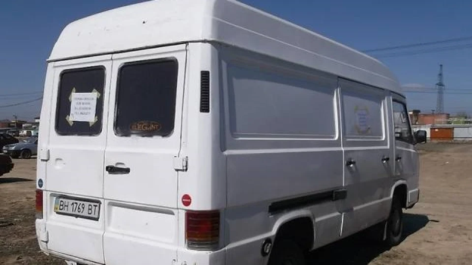 Mercedes-Benz MB100 3