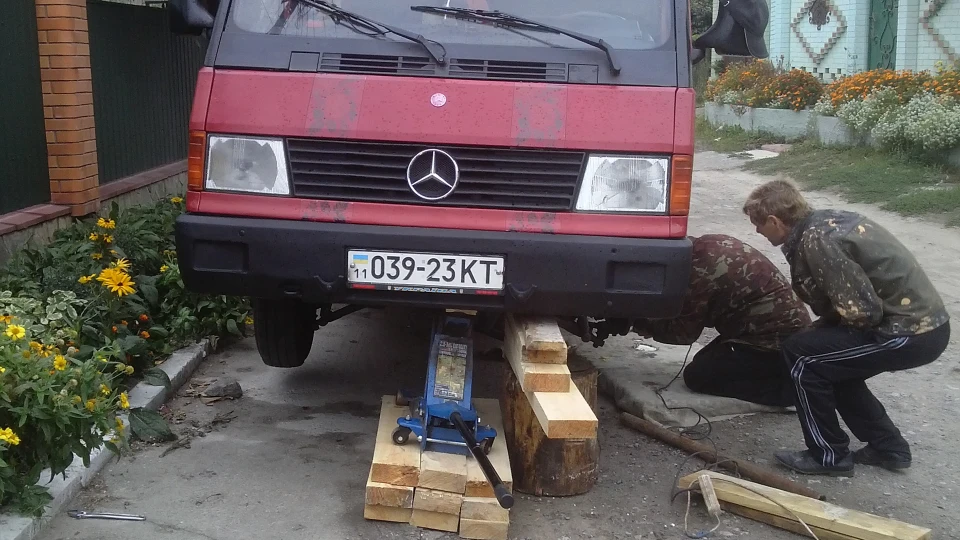 Mercedes-Benz MB100 2