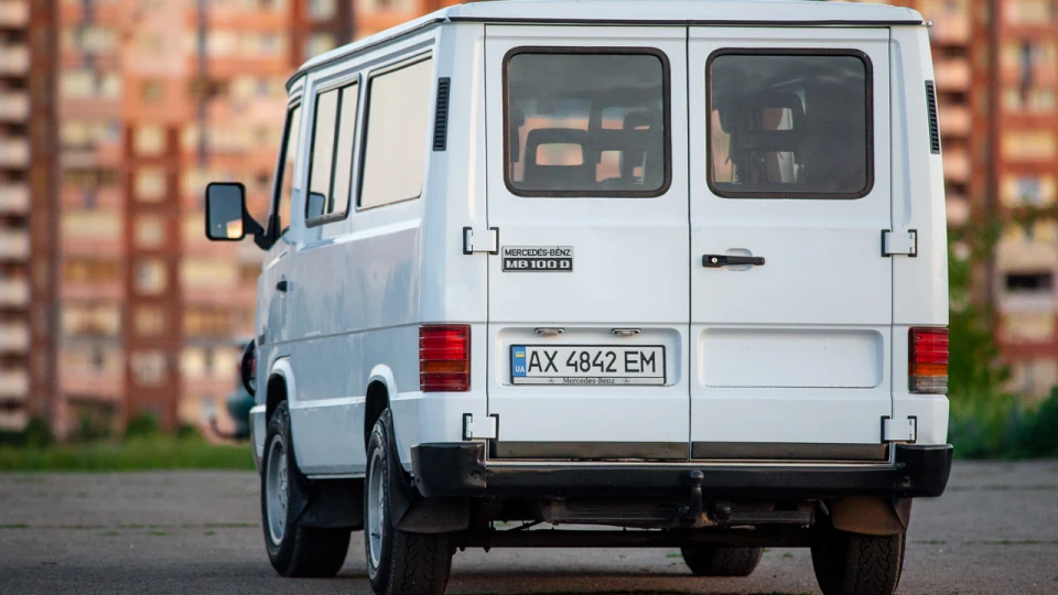 Mercedes-Benz MB100 2