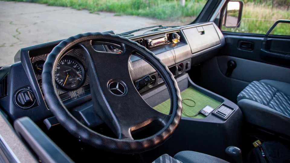Mercedes-Benz MB100 3