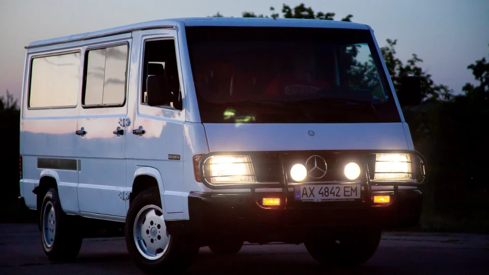 Mercedes-Benz MB100 4