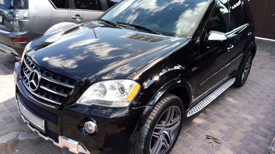Mercedes-Benz ML 63 AMG Чорний на чорному 2