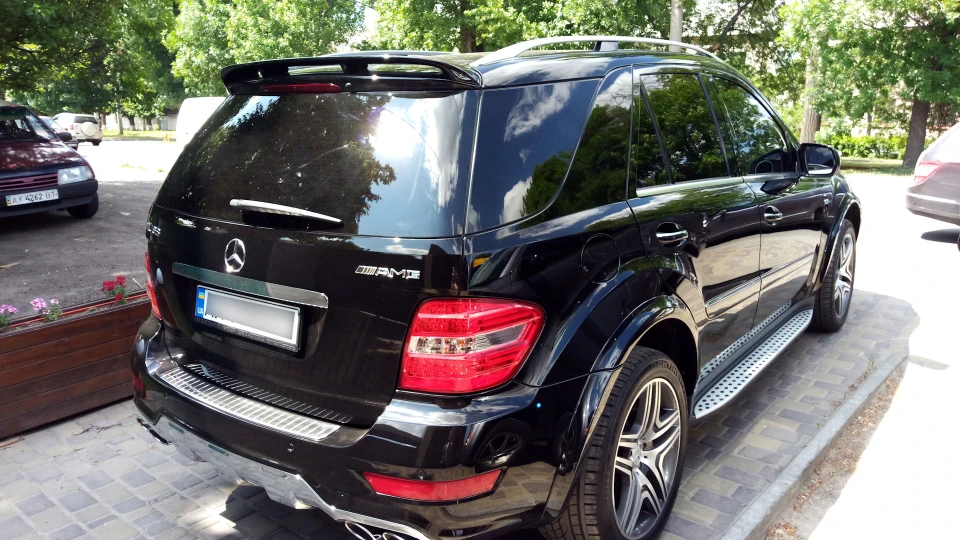 Mercedes-Benz ML 63 AMG Чорний на чорному 3