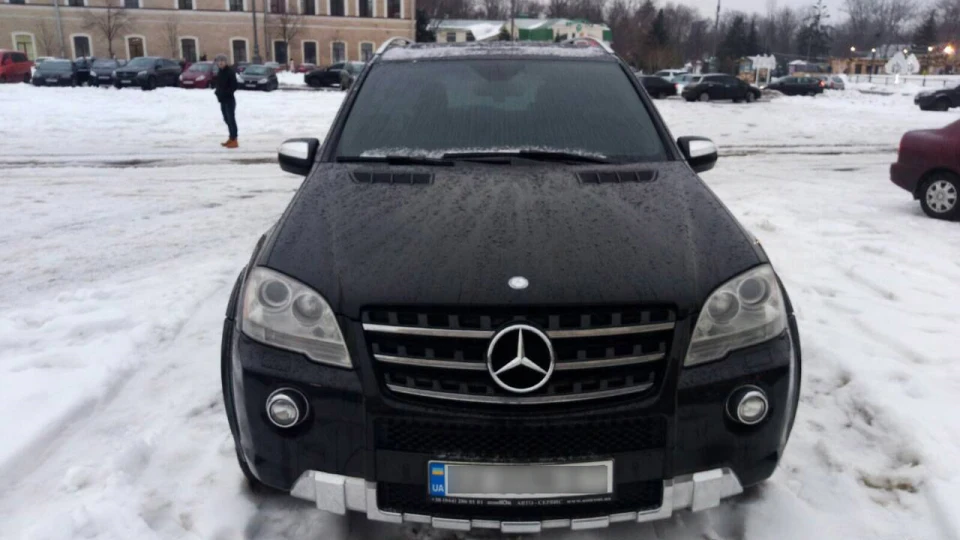 Mercedes-Benz ML 63 AMG Чорний на чорному 4