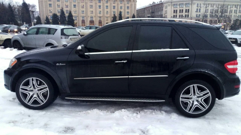 Mercedes-Benz ML 63 AMG Чорний на чорному 5
