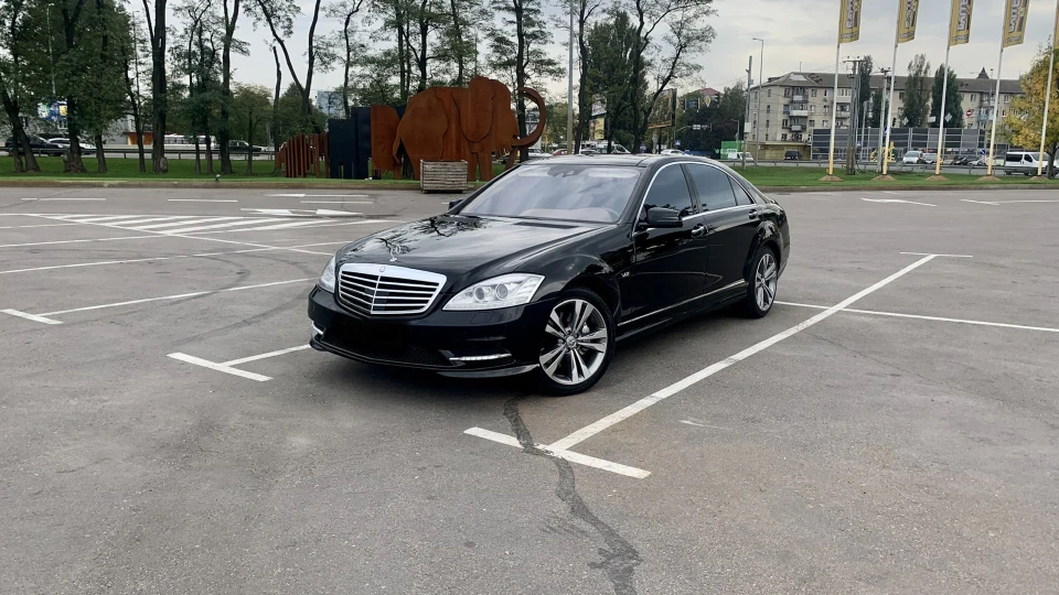 Mercedes-Benz S-Class 550