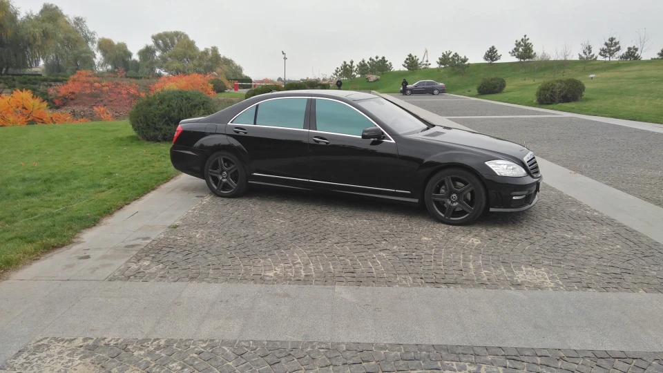 Mercedes-Benz S-Class Чорний на чорній