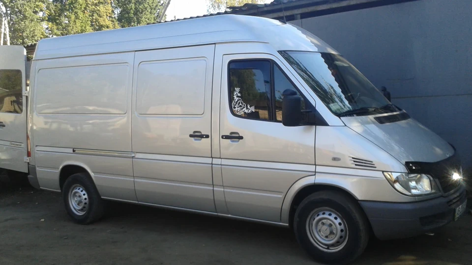 Mercedes-Benz Sprinter Срібляста мета лик) 4
