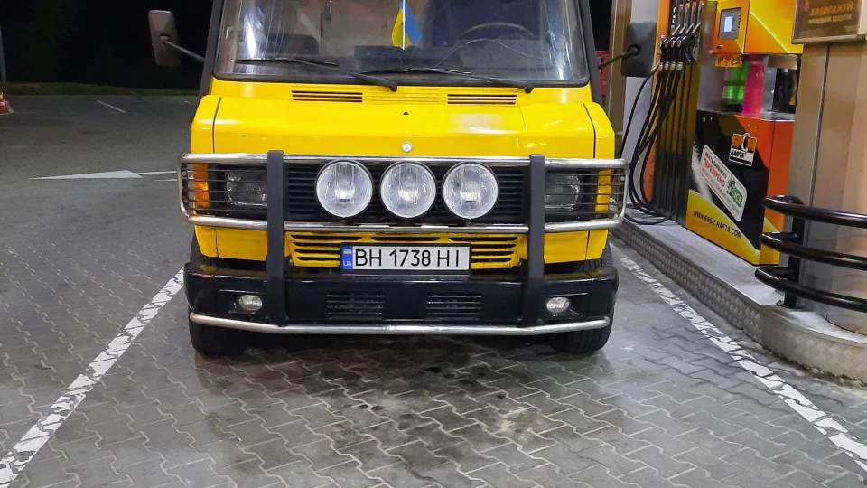 Mercedes-Benz T1 3.5 liter 6 cylinder 2