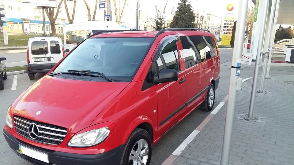 Mercedes-Benz Vito rosso bus