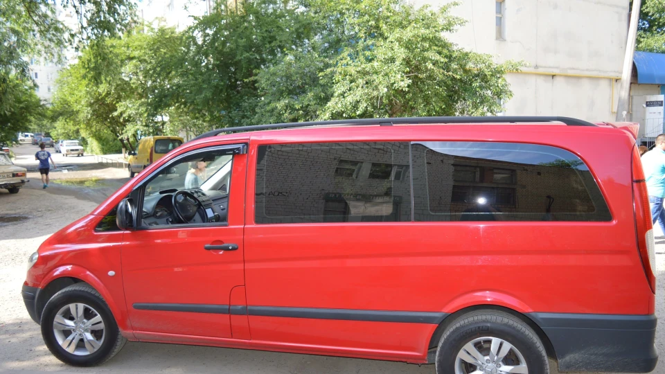 Mercedes-Benz Vito rosso bus 2