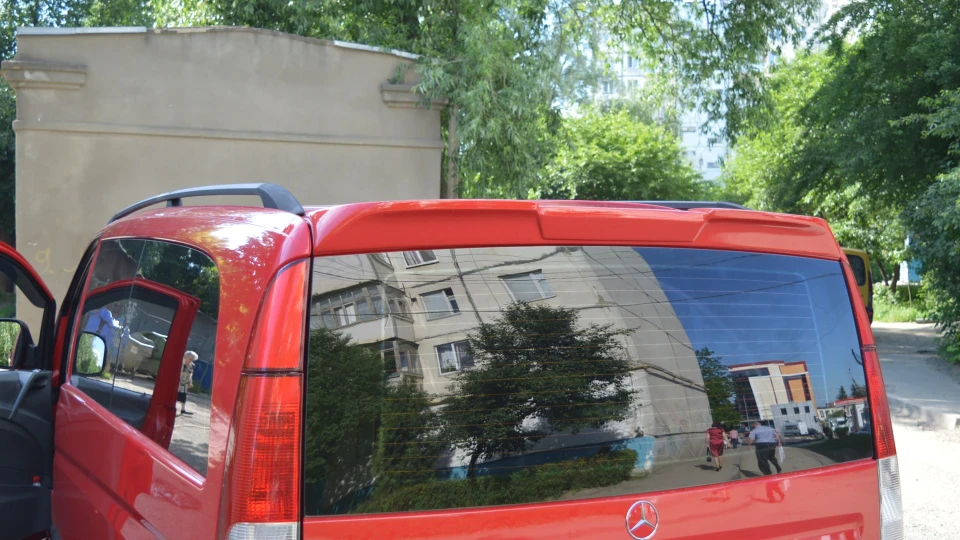 Mercedes-Benz Vito rosso bus 3