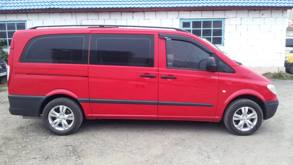 Mercedes-Benz Vito rosso bus 4