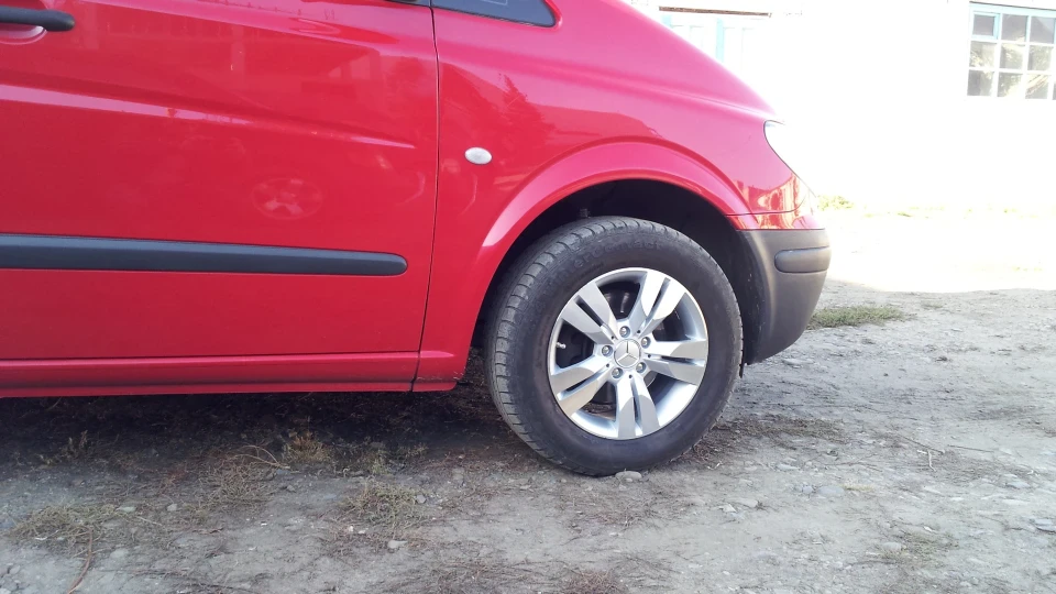 Mercedes-Benz Vito rosso bus 5