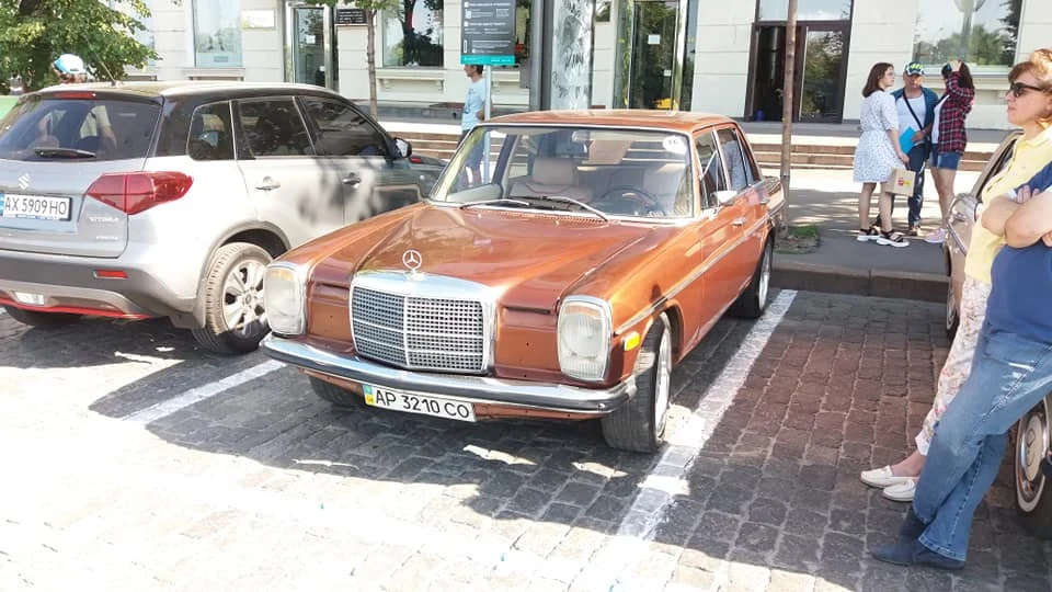 Mercedes-Benz W115 3
