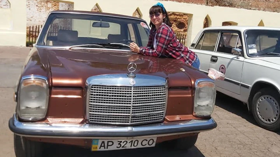 Mercedes-Benz W115 4