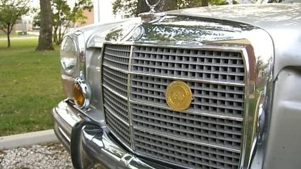 Mercedes-Benz W115 2