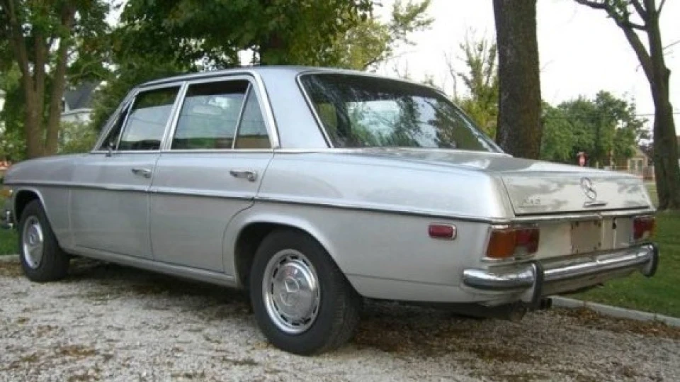 Mercedes-Benz W115 3