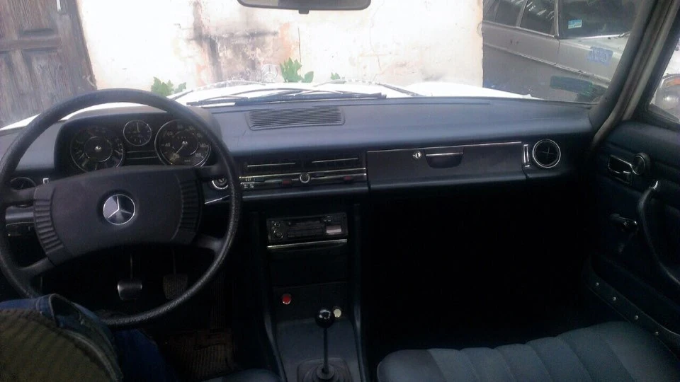 Mercedes-Benz W115 4