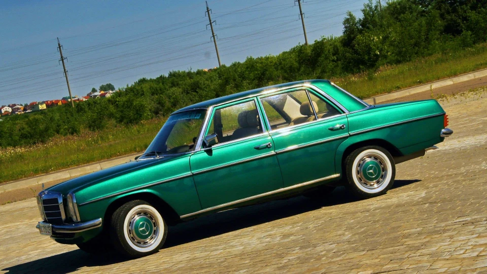 Mercedes-Benz W115 3