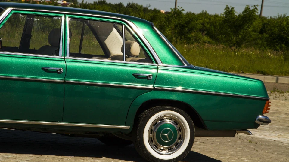 Mercedes-Benz W115 4