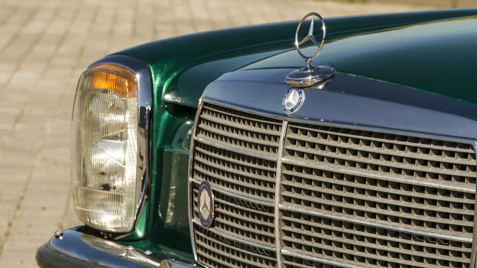 Mercedes-Benz W115 5