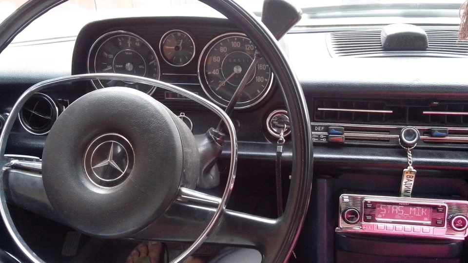 Mercedes-Benz W115 2