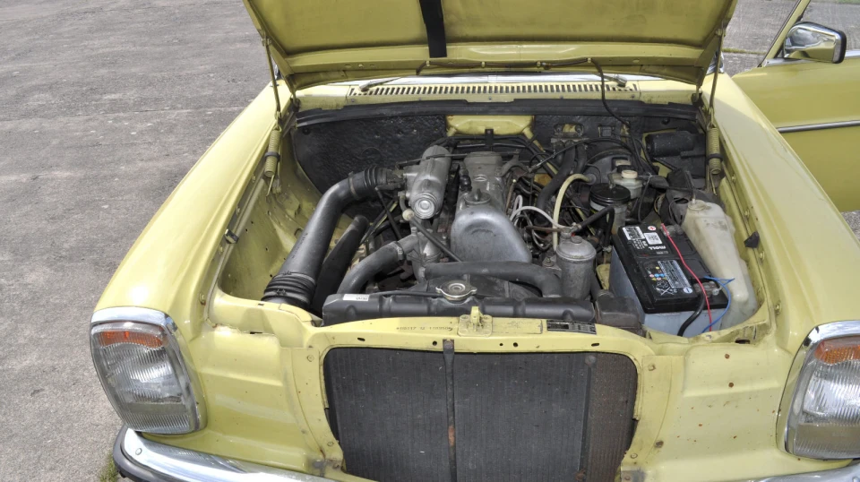 Mercedes-Benz W115 200D 2