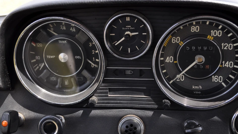 Mercedes-Benz W115 200D 3