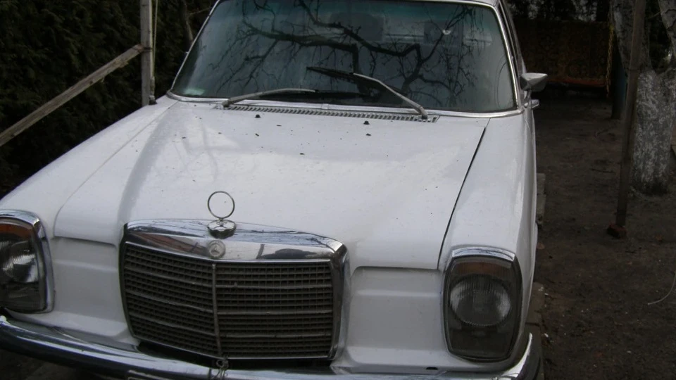 Mercedes-Benz W115 220D 3