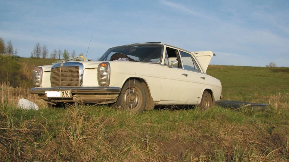 Mercedes-Benz W115 220D 4
