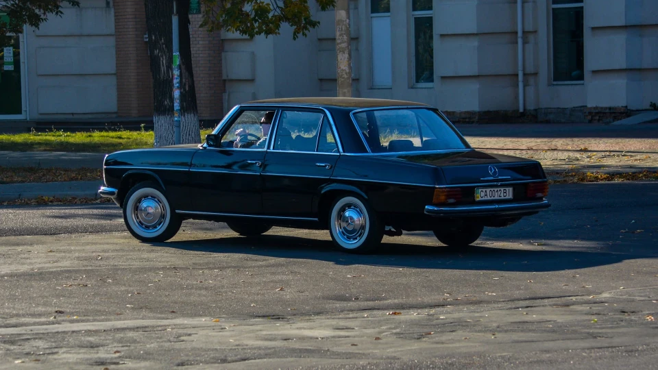 Mercedes-Benz W115 41 річний дідусь 3
