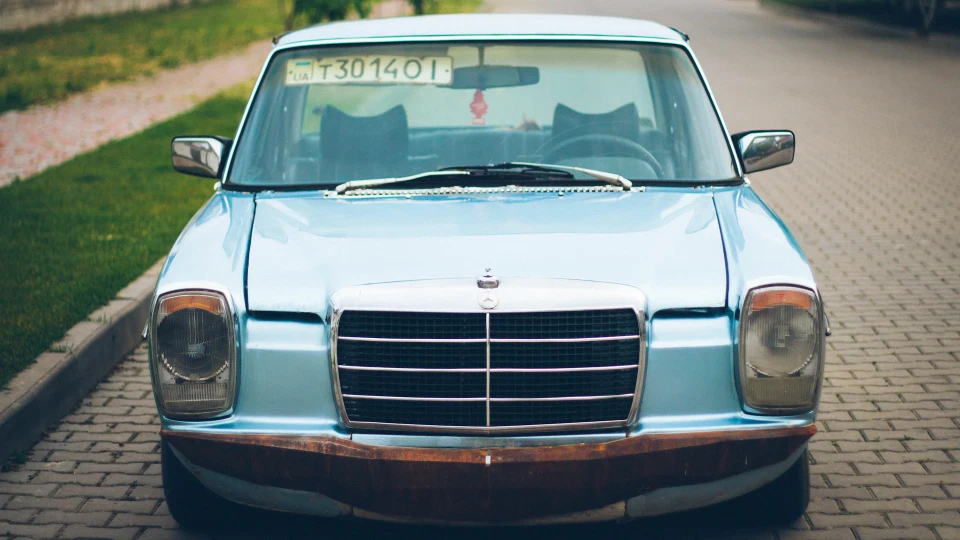 Mercedes-Benz W115 air lowjaw