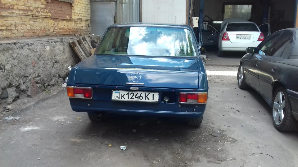 Mercedes-Benz W115 Daimler 2