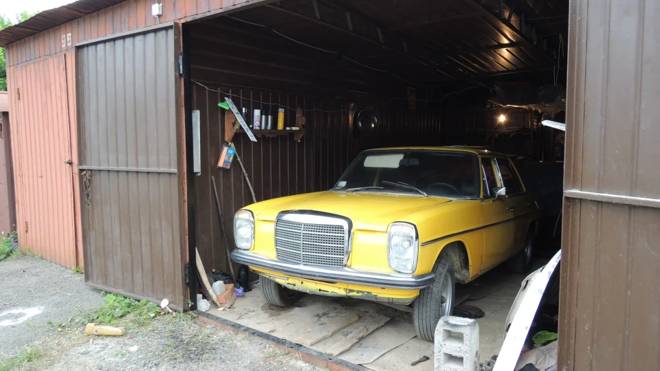 Mercedes-Benz W115 Daimler 3