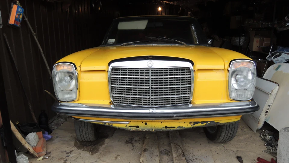 Mercedes-Benz W115 Daimler 4