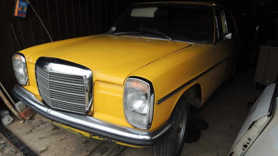 Mercedes-Benz W115 Daimler 5