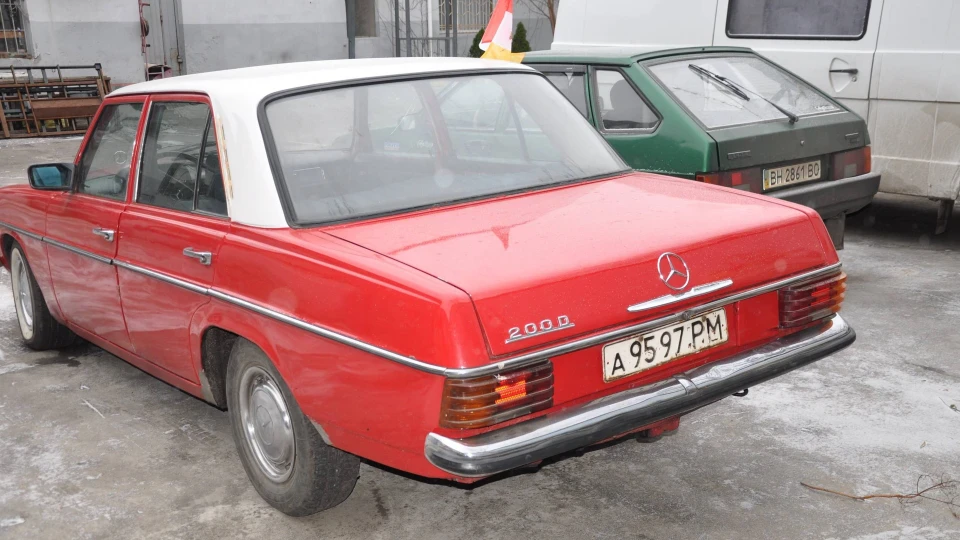 Mercedes-Benz W115 Daimler 2