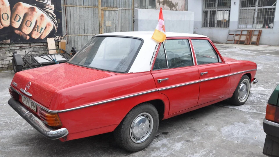 Mercedes-Benz W115 Daimler 3