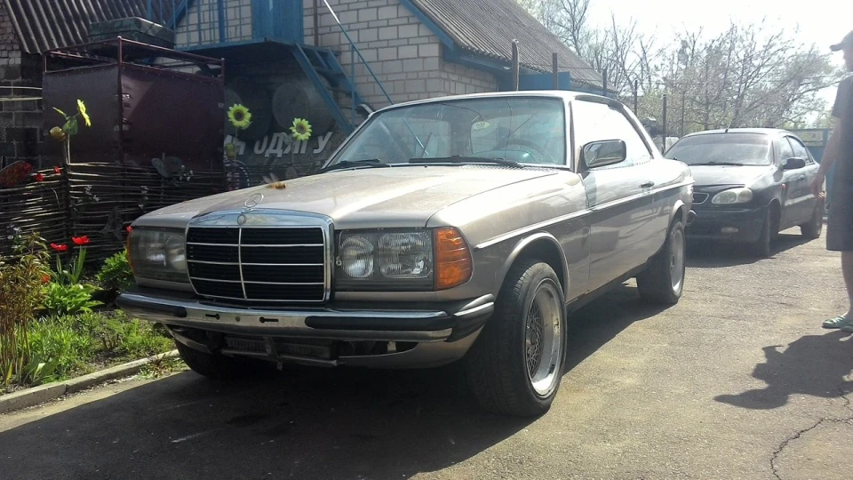 Mercedes-Benz W123 2