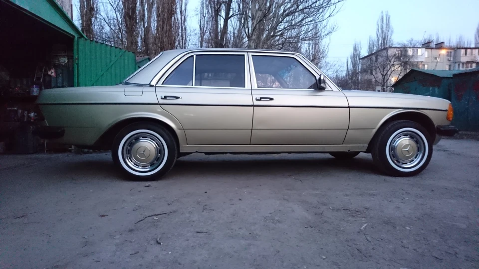 Mercedes-Benz W123 200D (1980) 3