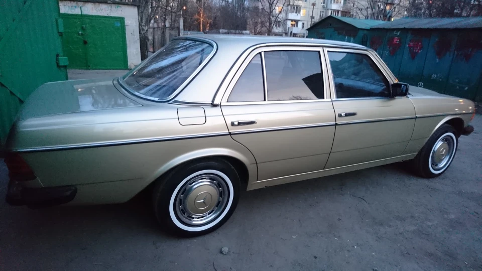 Mercedes-Benz W123 200D (1980) 5