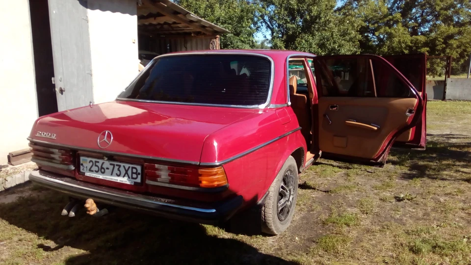 Mercedes-Benz W123 200D 4