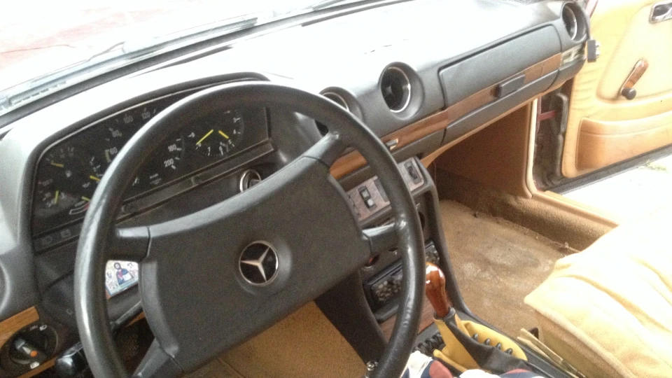Mercedes-Benz W123 200T Бордо врожай 1984
