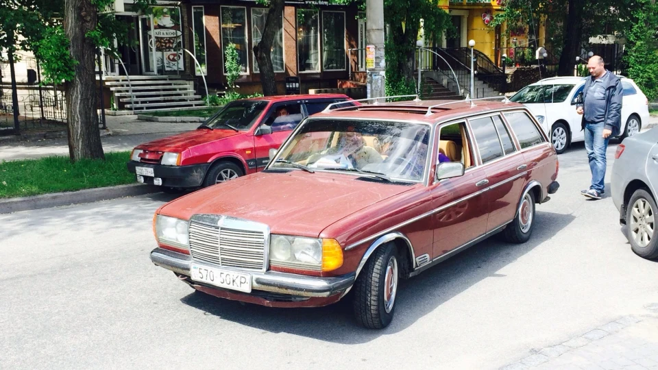 Mercedes-Benz W123 200T Бордо врожай 1984 5