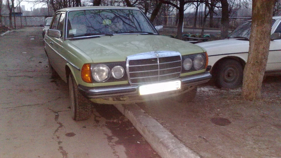 Mercedes-Benz W123 240D