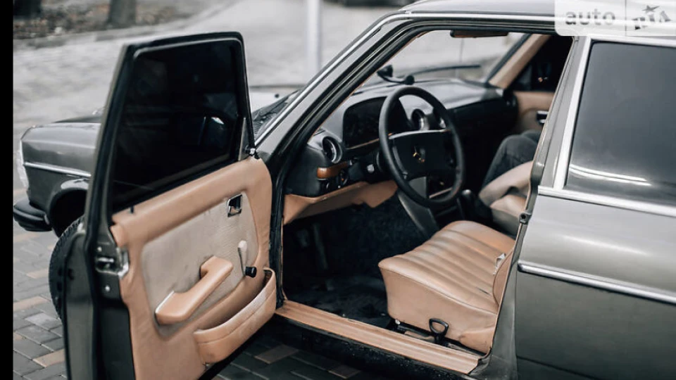 Mercedes-Benz W123 240D 2