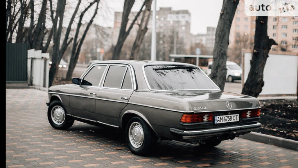 Mercedes-Benz W123 240D 3