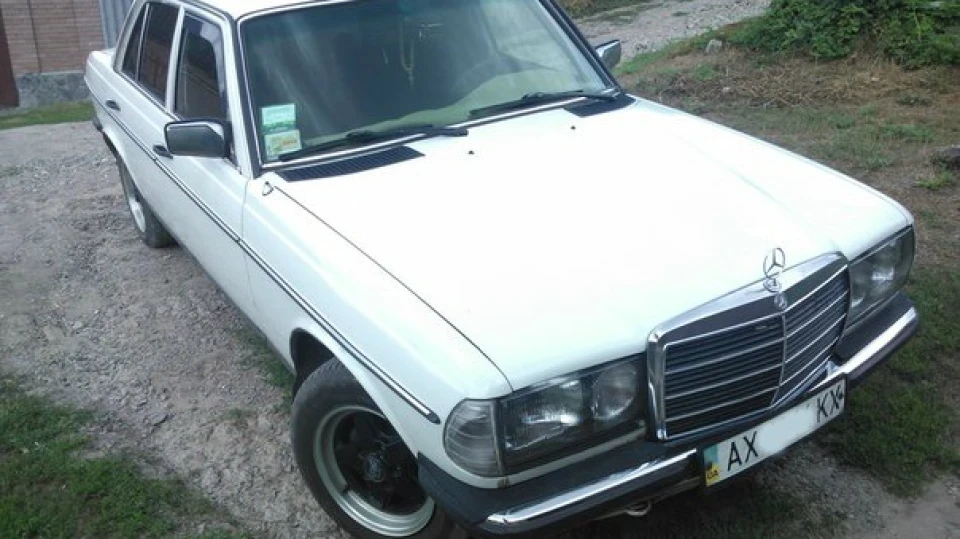 Mercedes-Benz W123 300 D 2